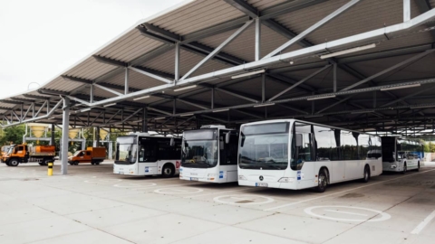 drei weiße PVG-Busse unter einem Dach auf dem PVG-Betriebshof in Zeitz