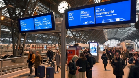 Bahnhof, Anzeigetafel, zwei Züge, zwei Gleise