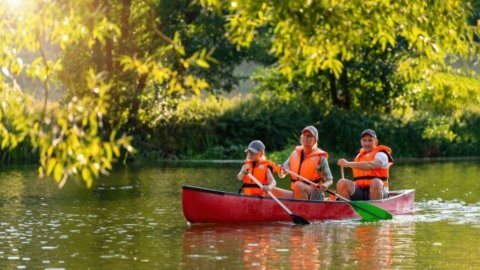 Familie in einem Paddelboot auf dem Wasser