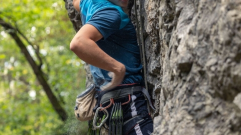 Kletterer an Felsen mit Kletterausrüstung