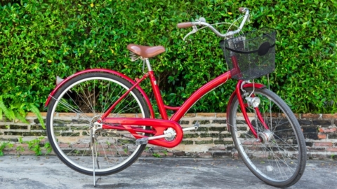 Mit dem roten Fahrrad unterwegs