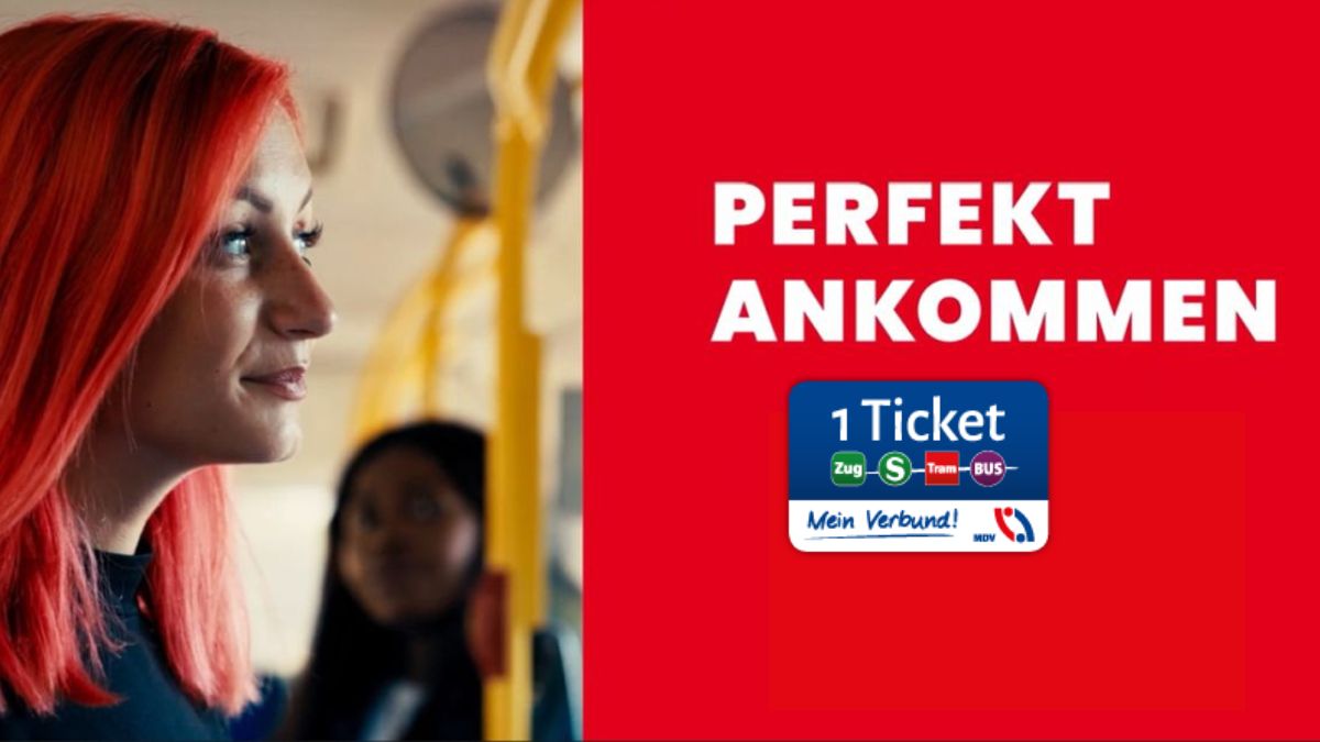 perfekt ankommen, 1 Ticket, junge Frau im Bus